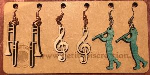 Trois paire de boucles d'oreilles en bois: clé de sol, trombone et clarinette