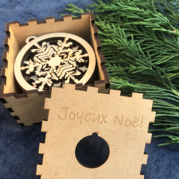 Boite de boules pour sapin motif flocon de neige