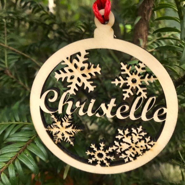 Boule de noël personnalisée avec prénom en bois