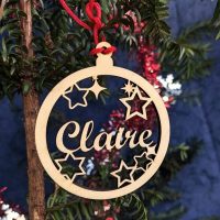 Boule de noël avec prénom en bois motif étoile