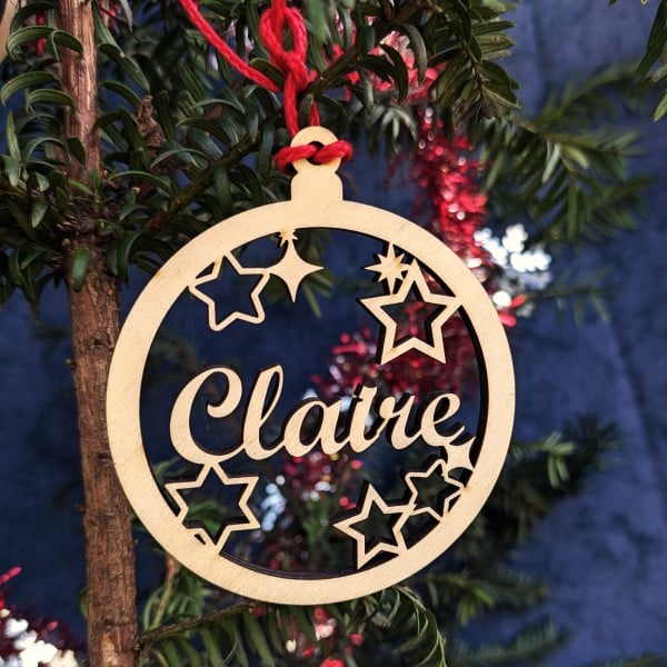 Boule de noël avec prénom en bois motif étoile