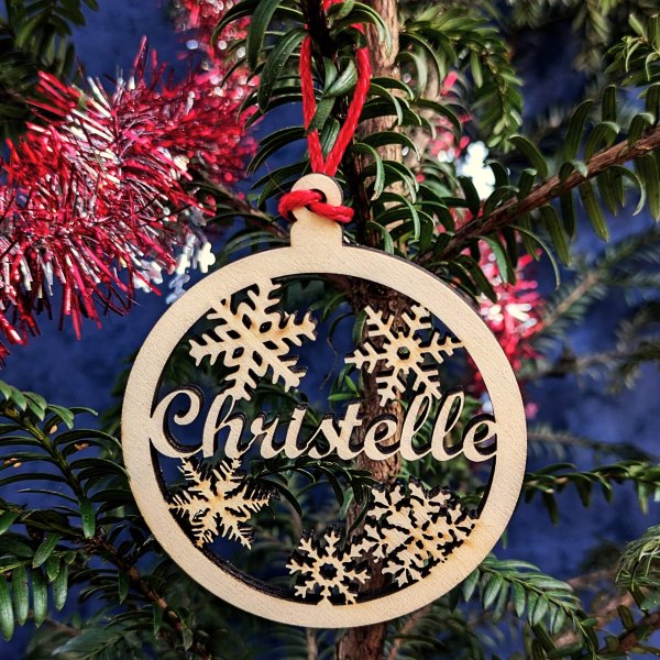 Boule de noël personnalisée avec prénom en bois : motif flocon – Image 2
