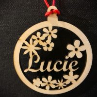 Boule de noël personnalisée avec un motif de fleurs