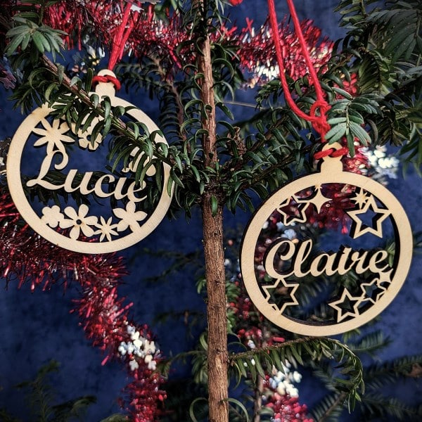 Boules personnalisées dans un sapin de noël