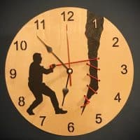 Horloge originale cousue, accrochée au mur.