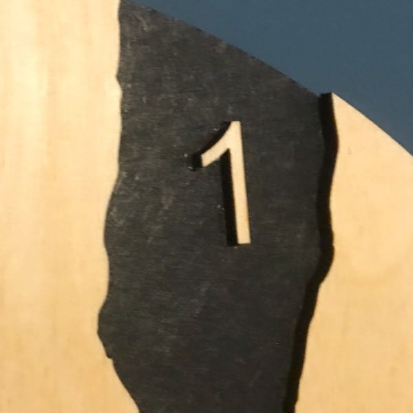 Détail du numéro 1 de l'horloge cousue