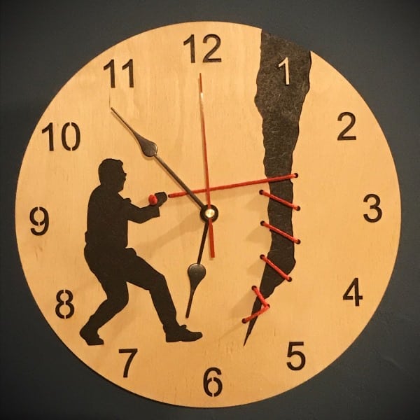 Horloge originale cousue, accrochée au mur.