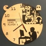 Horloge pour gamer en bois accrochée au mur