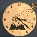 Horloge design bois et noir avec un motif en forme de livre