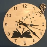 Horloge design bois et noir avec un motif en forme de livre