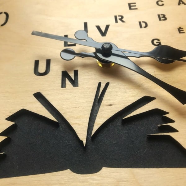 Détail du livre de l'horloge, en bois avec un fond noir