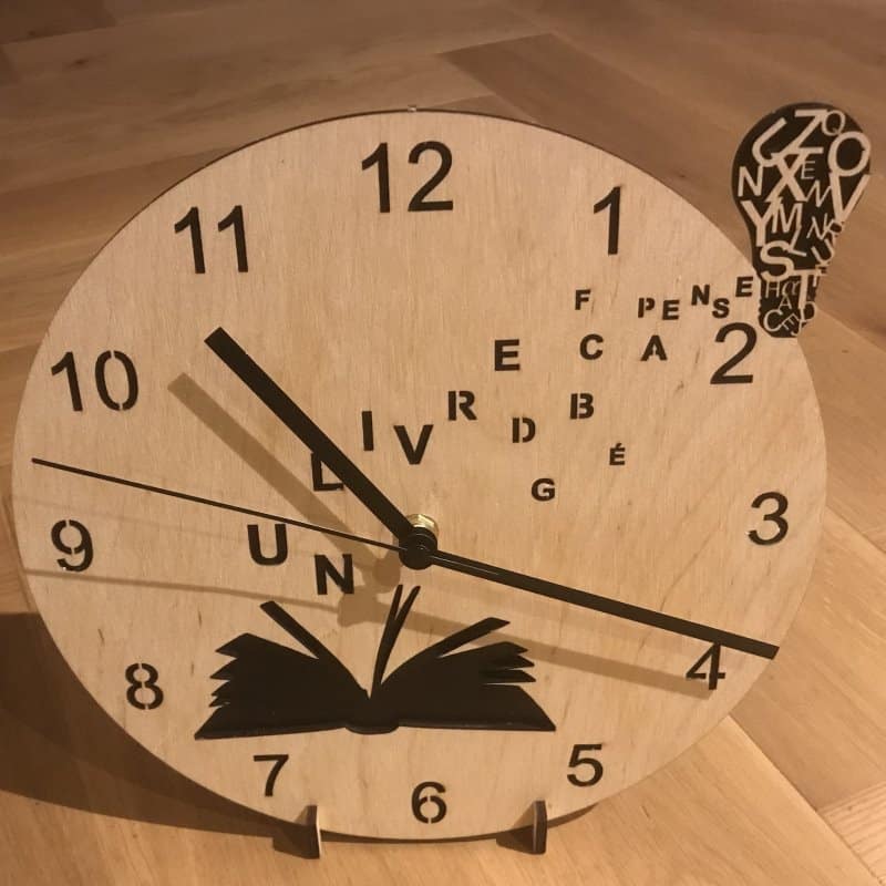 Horloge posée sur un support