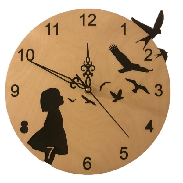 Horloge poétique avec une petite fille et des oiseaux
