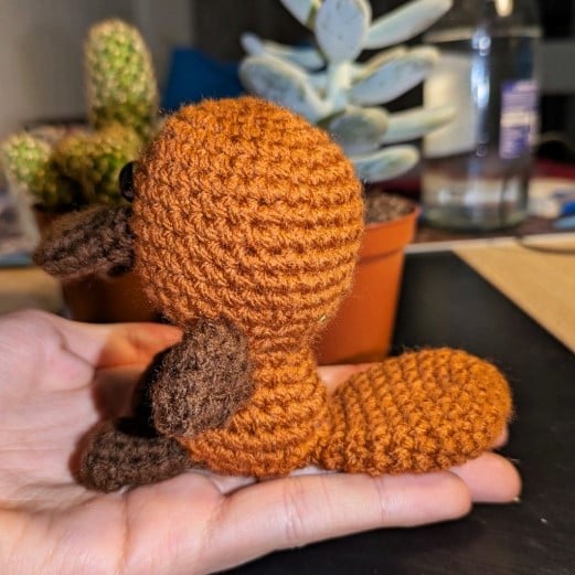Peluche ornithorynque amigurumi au crochet. Fabriquée à la main en France.