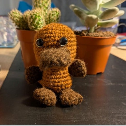 Peluche amigurumi ornithorynque, marron clair et marron foncé en crochet