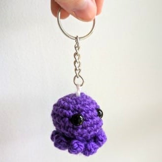 Poulpe violet avec un porte clé