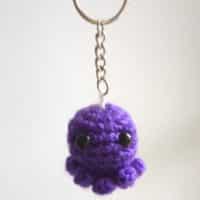 Poulpe violet avec un porte clé en crochet