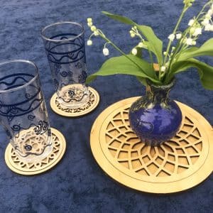 Sous plat et sous verres assortis avec un bouquet de muguet